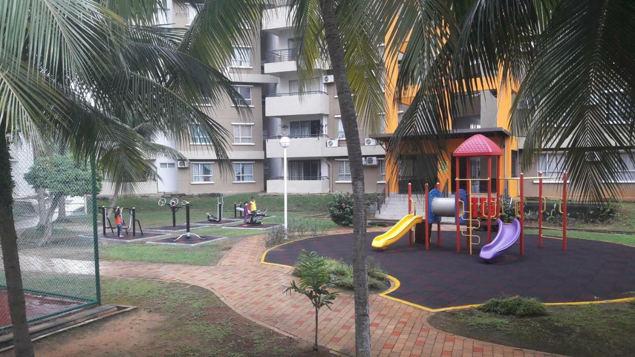 Homestay Haizal Telok Kemang Porto Dickson Exterior foto