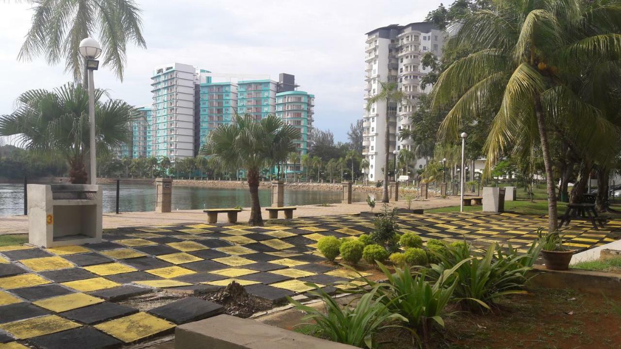 Homestay Haizal Telok Kemang Porto Dickson Exterior foto